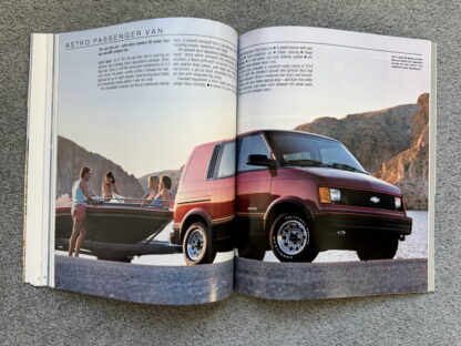 1989 Chevrolet Trucks Pickup Brochure C/K, S10, Astro, Blazer, Sportvan - Image 14